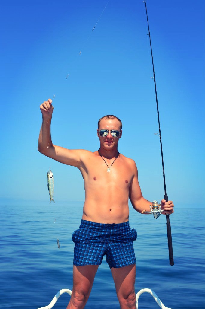 мужчина поймал рыбу